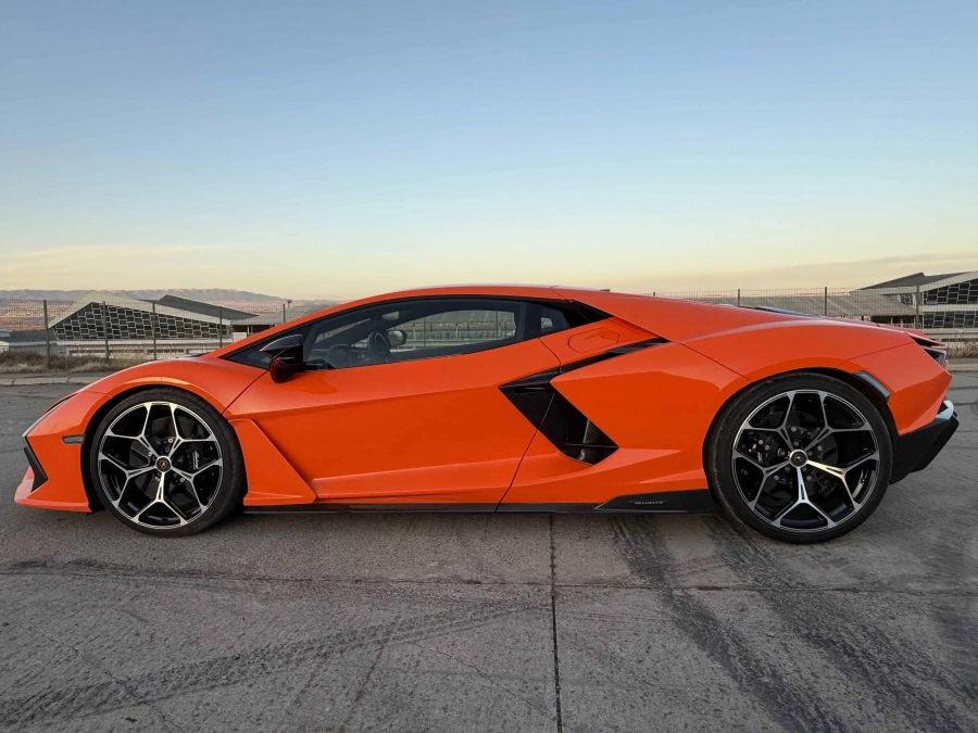 Lamborghini Revuelto